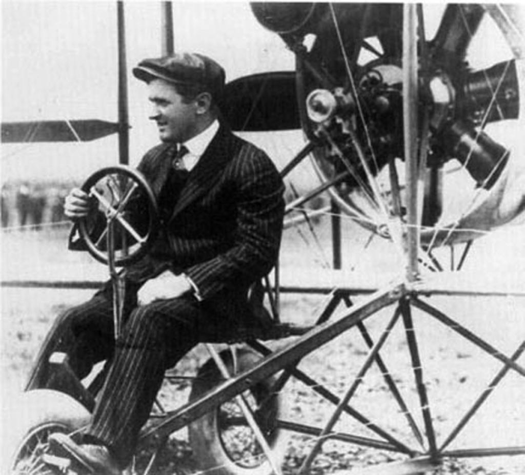 Lincoln_Beachey_in_his_plane